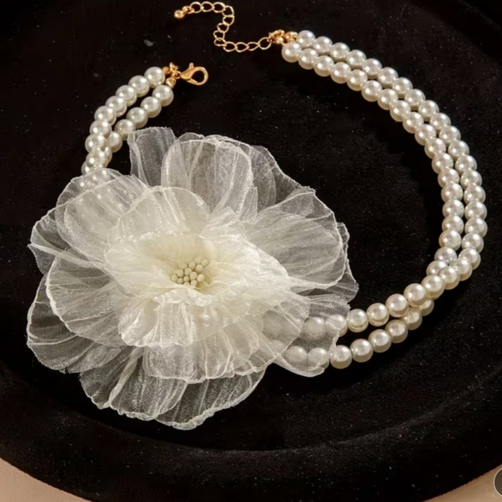 Elegant Faux Pearl Necklace with Floral Accent (NEW)